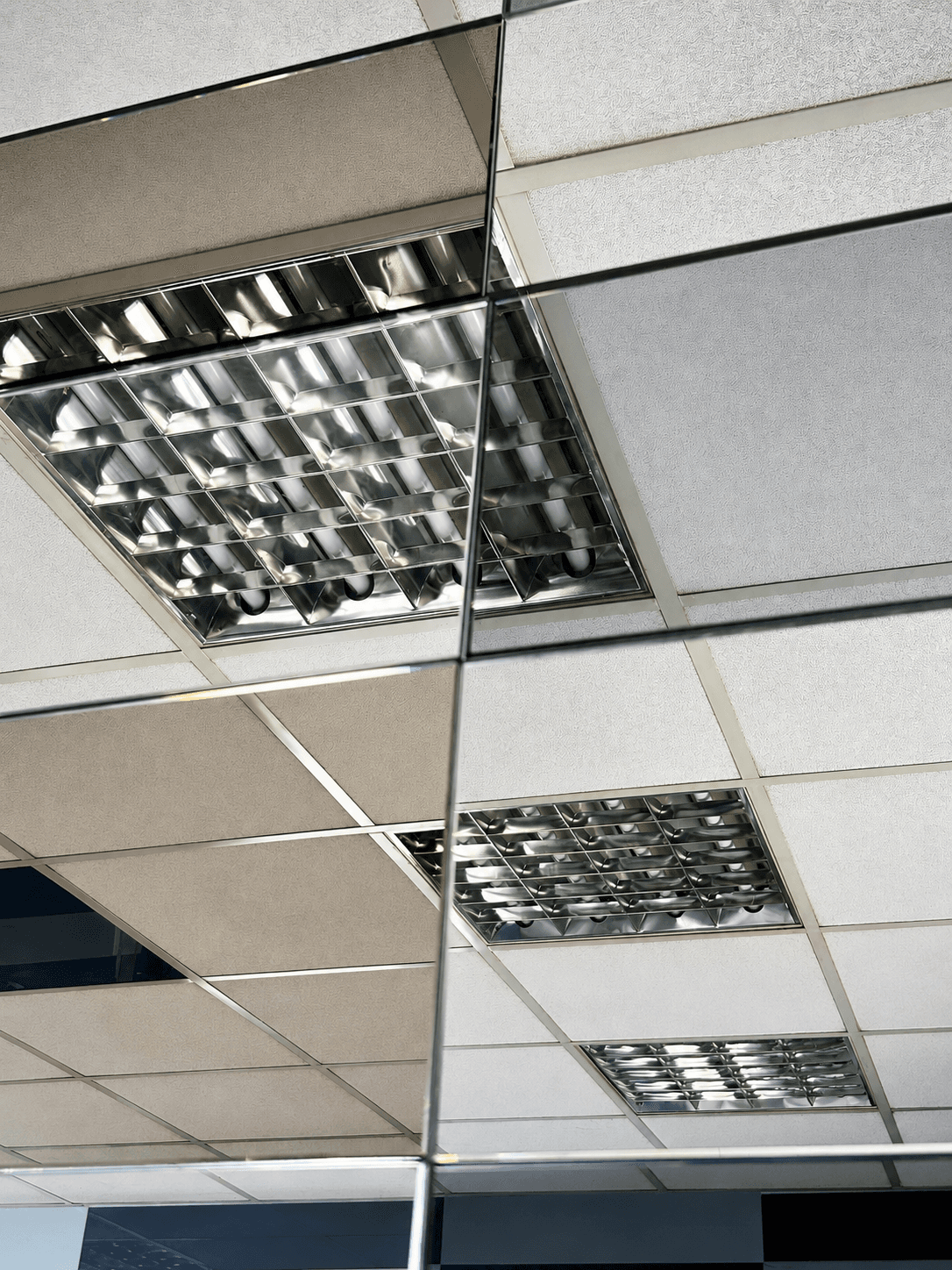 Σύνθεση καθρεφτών με αντανακλαστική επιφάνεια