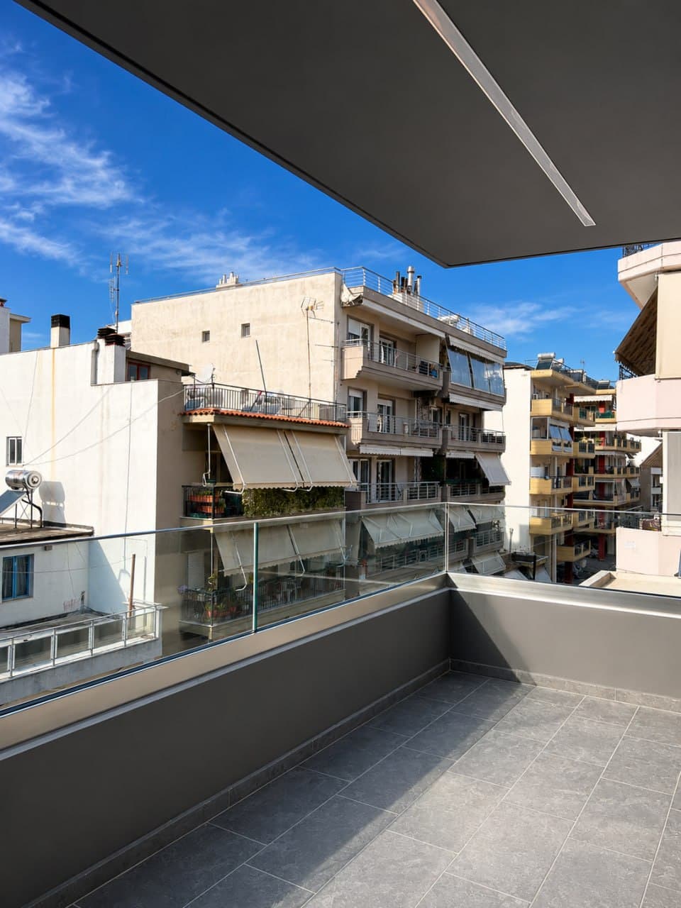 Γυάλινο στηθαίο μπαλκονιού με θέα