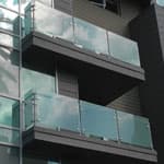 Γυάλινα Στηθαία και Πόρτες